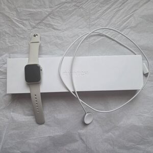 Apple Smartwatch Series 7 41mm In Starlight Including Charger